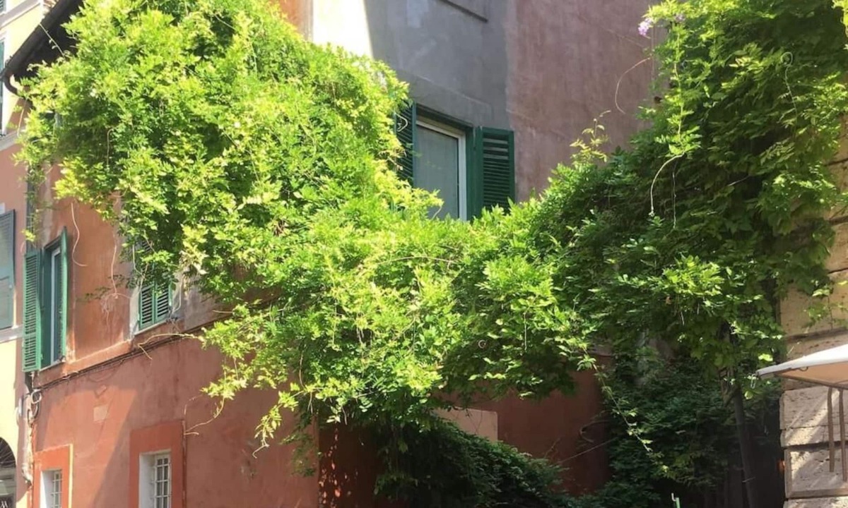 Trastevere Apartment | 17th-century apartment with beams and arches in Trastevere's iconic alley