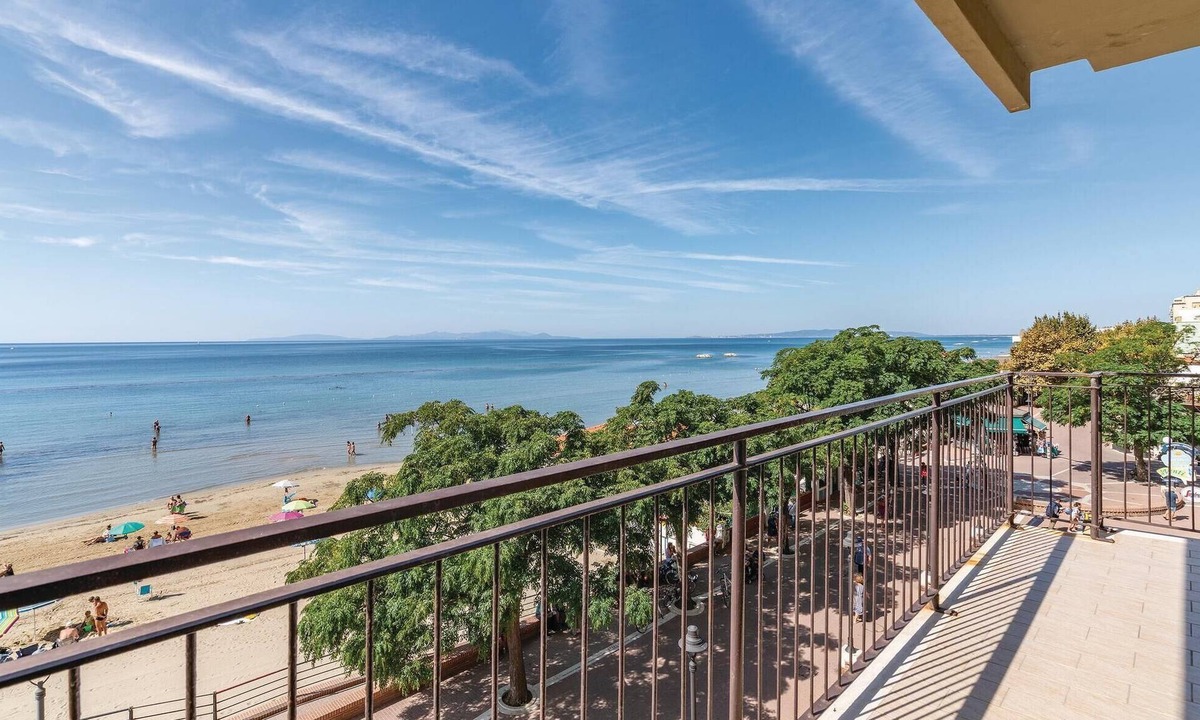 Follonica Apartment | 3 bedroom beach front apartment in Follonica (GR)