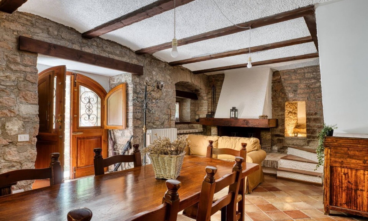 Spello Apartment | A comfortable 90 sqm apartment, accommodating up to 5 people, spread over two levels connected by an internal staircase.The property is located in Spello, a characteristic village on the slopes of Mount Subasio, close to the historic center and in a Limi