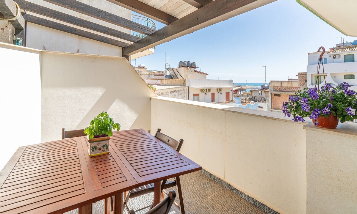 Portopalo di Capo Passero Apartment | Apartment 'Giove with Large Sea View Balcony', Wi-Fi and Air Conditioning