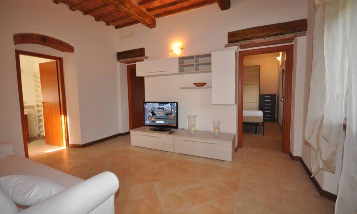 Querceta Apartment | Apartment with a garden, 8 minutes from the beach in Forte dei Marmi