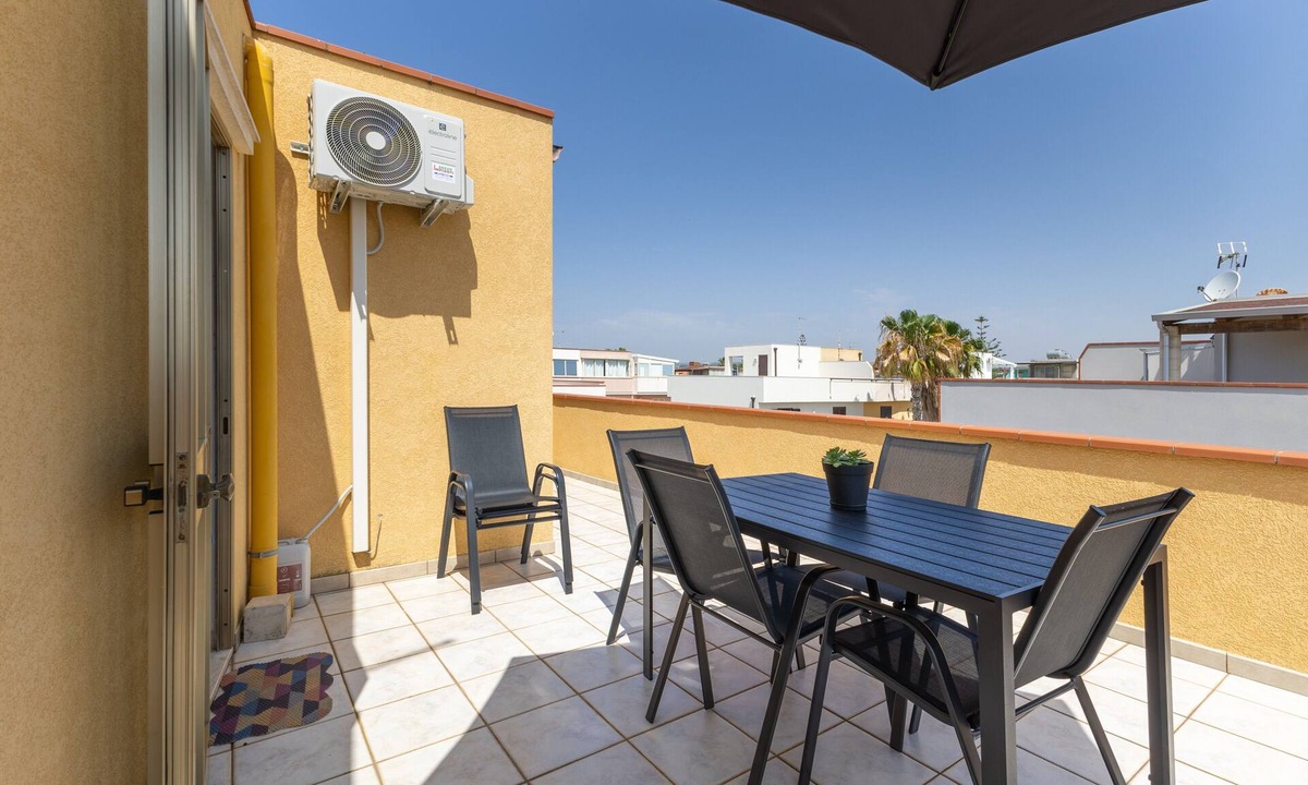 Santa Maria del Focallo Apartment | Apartment 'Alta Marea' with Sea View, Wi-Fi and Air Conditioning
