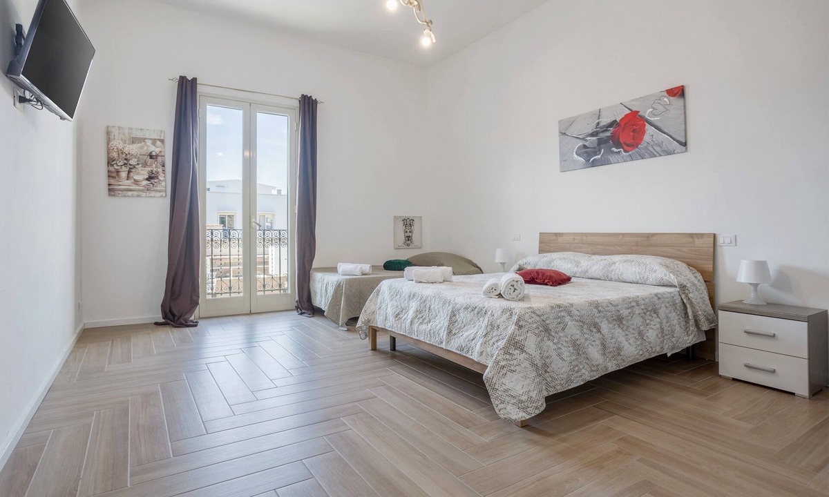 Corso dei Mille - Sant'Erasmo Apartment | Apartment 'L'Incanto - Central Station' with Wi-Fi and Air Conditioning