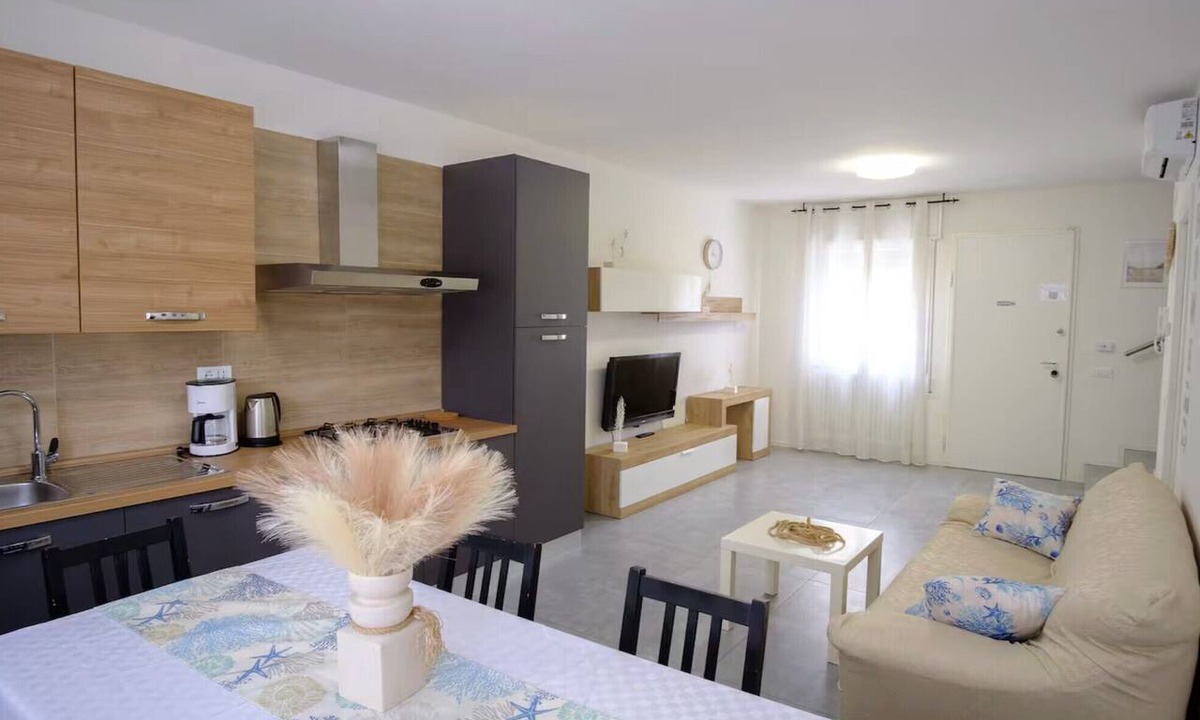 Bagnolo Apartment | Apartment 'Mare' with Shared Garden, Wi-Fi and Air Conditioning