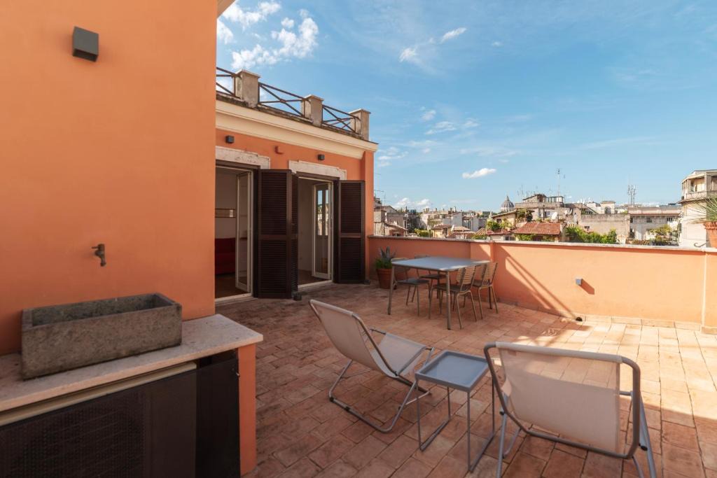Rione VI Parione Apartment | Apartment with Terrace in via del Pellegrino - FromHometoRome