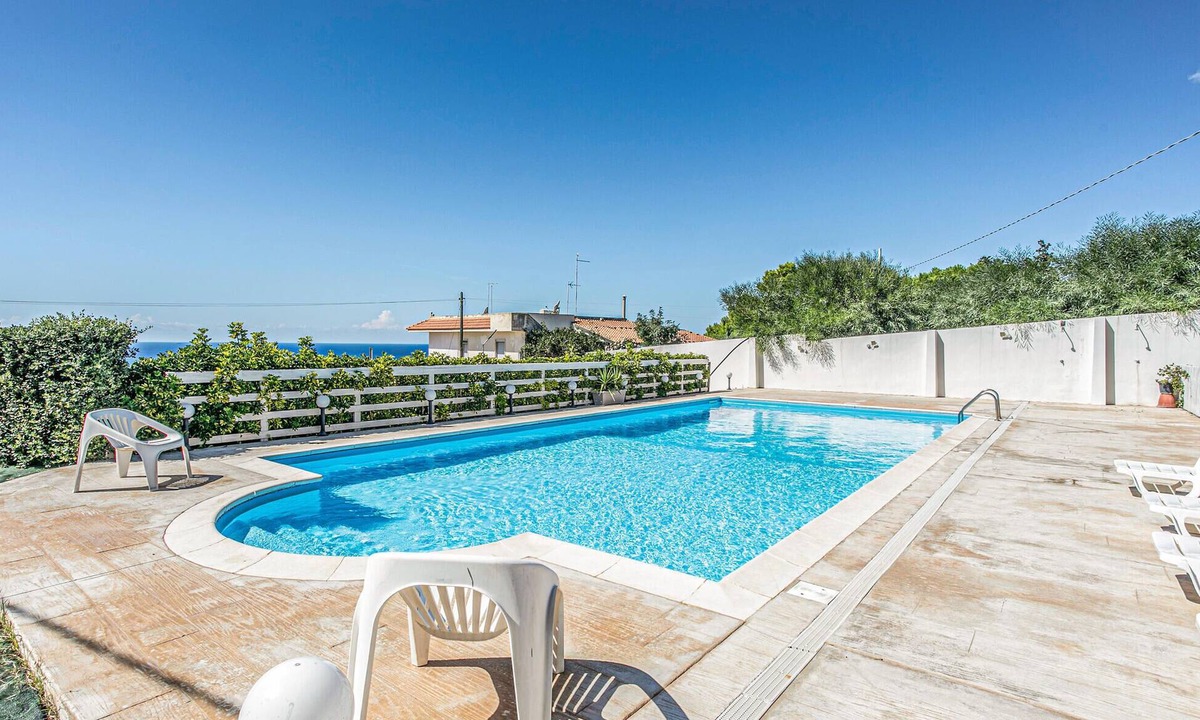 Cava dʼAliga House | Beach front home in Scicli