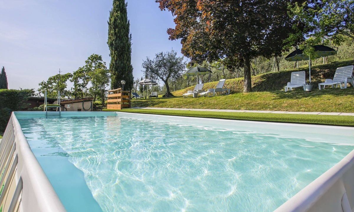Castelfranco di Sopra Villa | Beautiful apartment in villa for 3 guests with WIFI, pool, TV and patio
