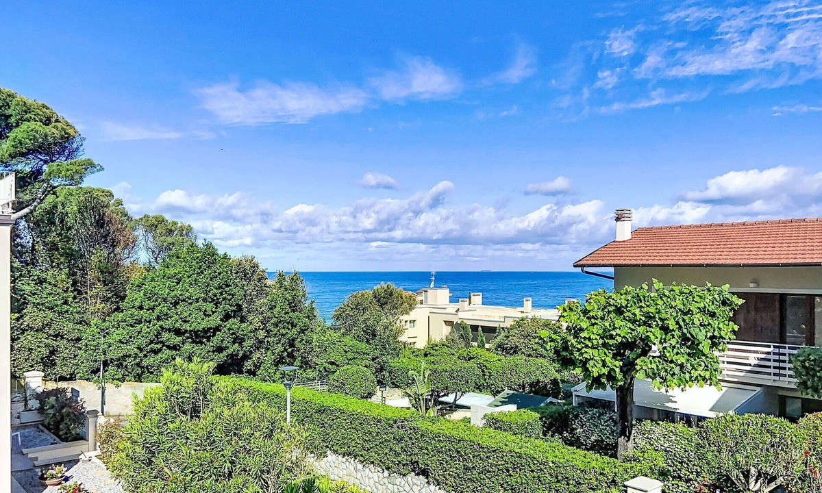 Castiglioncello Apartment | Beautiful apartment for 6 people with WIFI, TV, patio and pets allowed