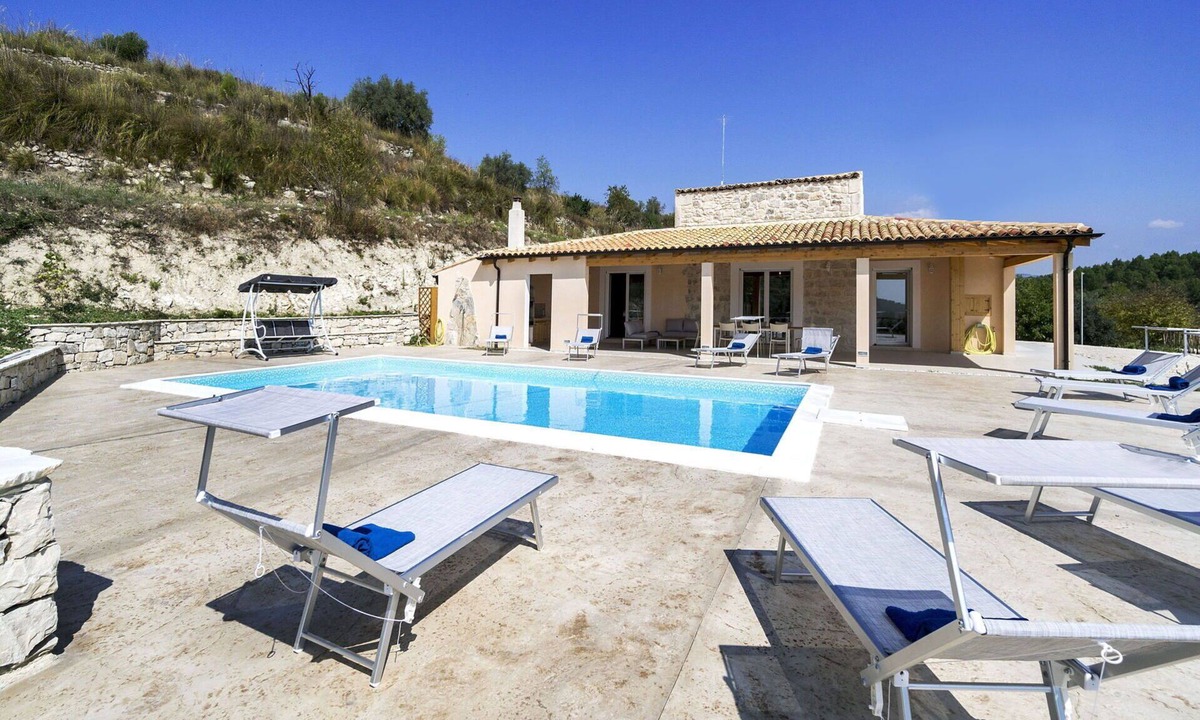 Giarratana Villa | Beautiful private villa for 8 people with WIFI, A/C, private pool, TV and terrace