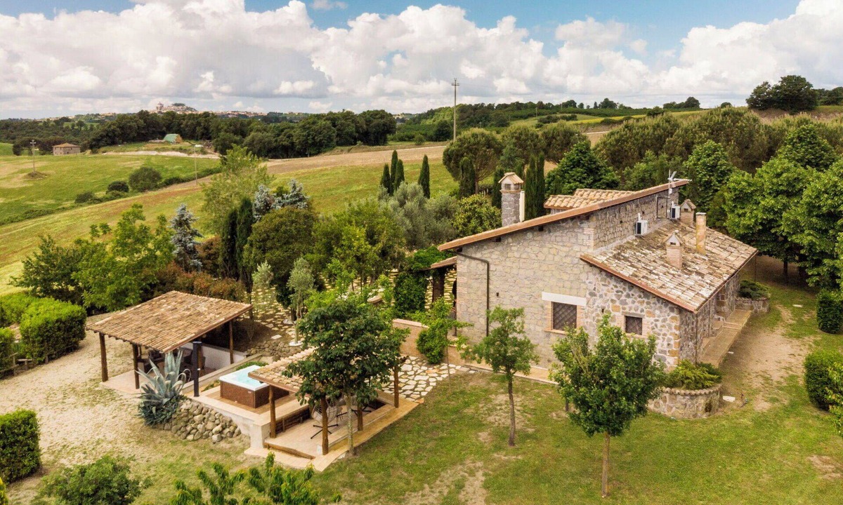 Viterbo Villa | Beautiful private villa for 8 people with hot tub, WIFI, A/C, TV and balcony