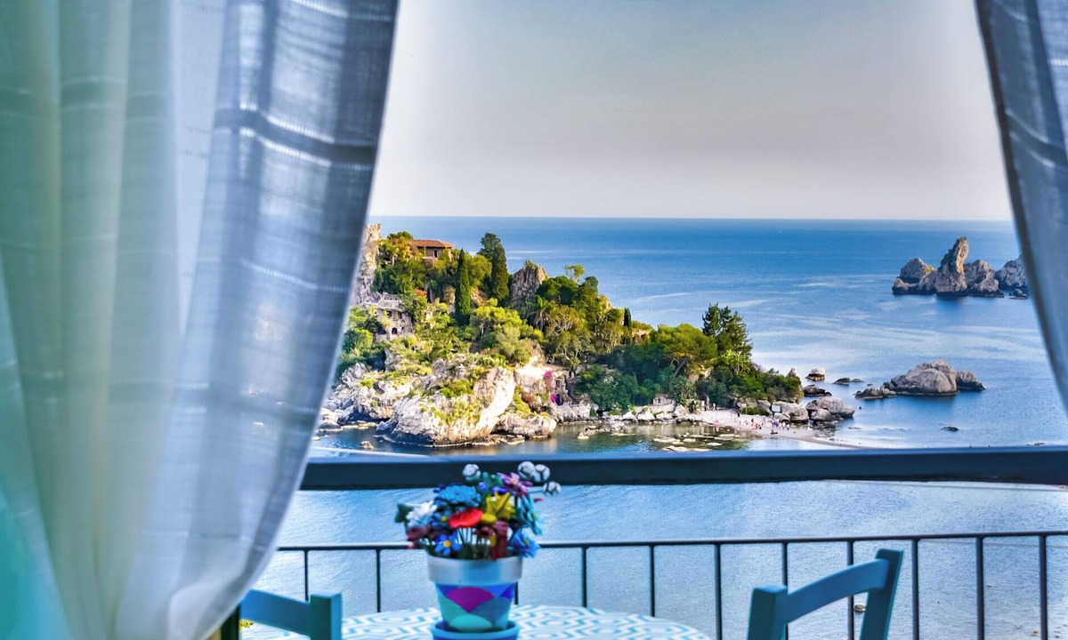Mazzaro Apartment | Bohemian soul 3-bedroom apartment at IsolaBella with SeaView