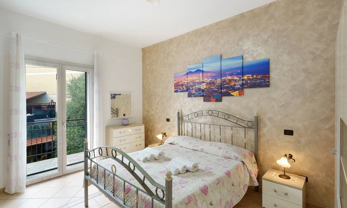 Piazza-Tralia-Pendolo Apartment | Casa Anna Standard Faito View in Pimonte – Comfort e Vista Montagna