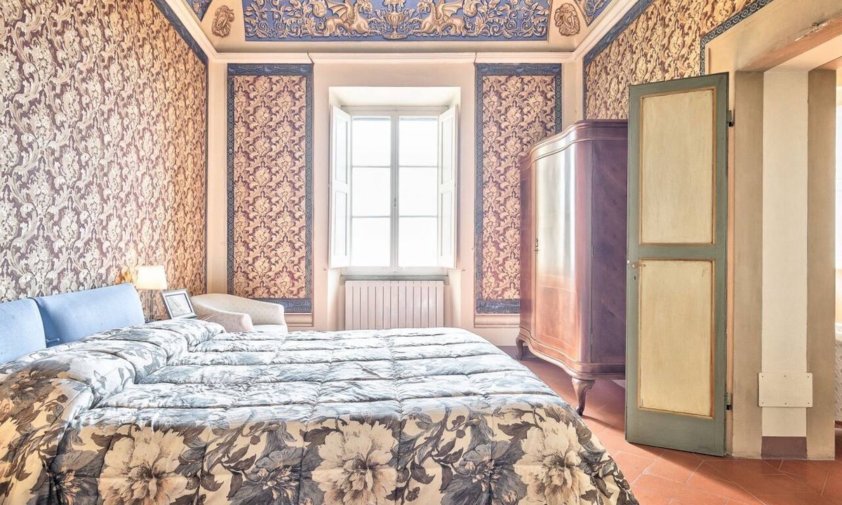 Cortona Old Town Apartment | Casa degli Affreschi - painted walls and ornate ceiling in town centre