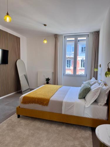 Milan Apartment | Charming 2 Bed room apartment with private Baths in City Center