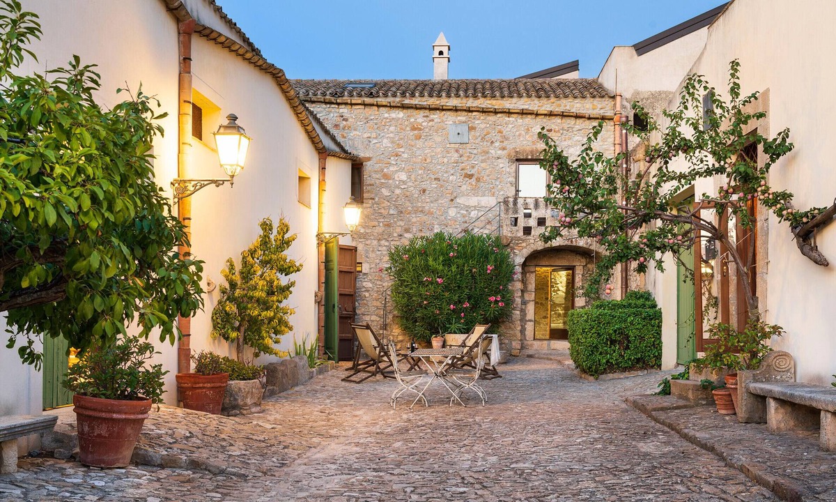 Buseto Palizzolo Apartment | Charming house with shared pool - Don Carlo