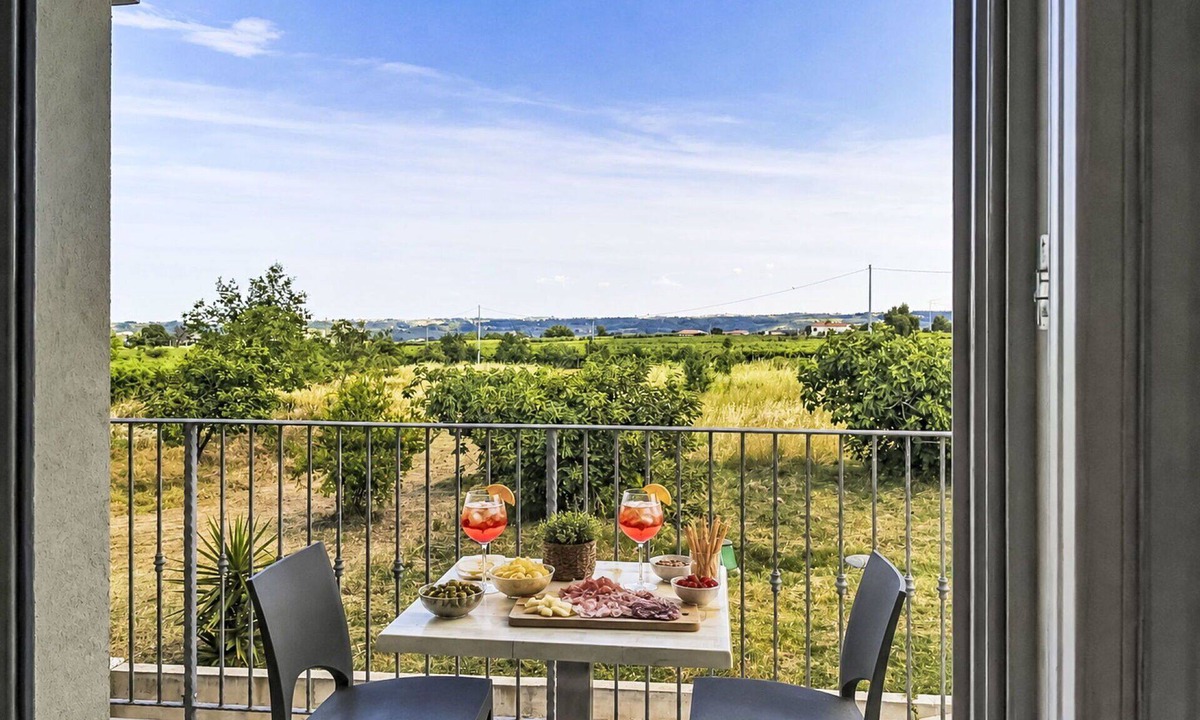 Pollutri Apartment | Cosy apartment for 5 guests with WIFI, A/C, TV, balcony, pets allowed and panoramic view
