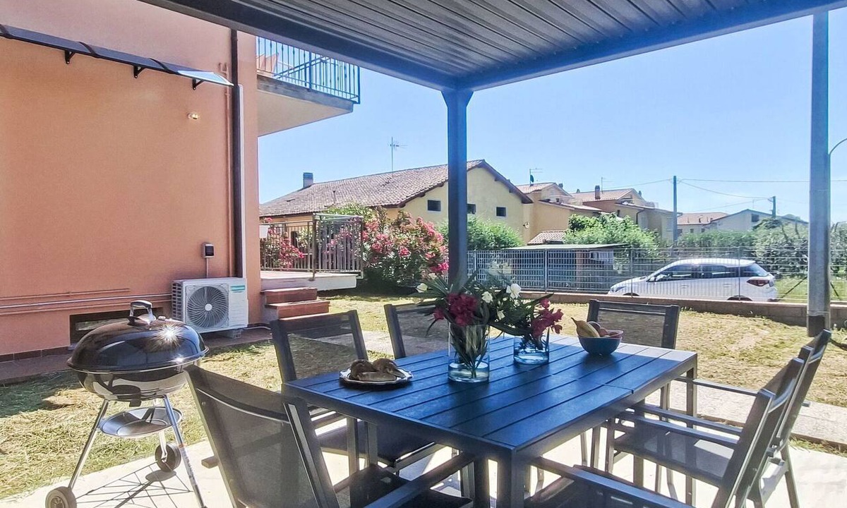Collodi Apartment | Cosy apartment for 6 people with A/C, TV, patio and pets allowed