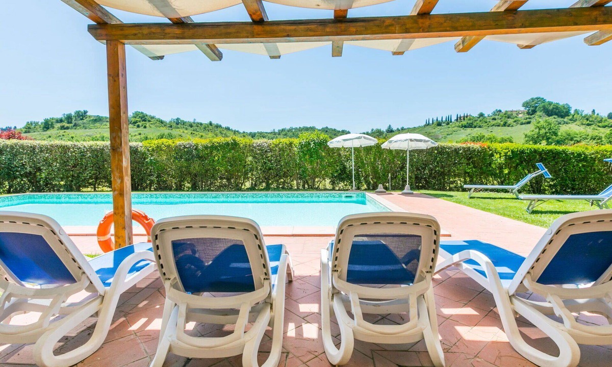 Montespertoli Villa | Cosy apartment in villa for 6 guests with pool, WIFI, TV, patio, pets allowed and panoramic view