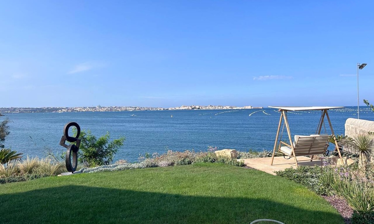 Carrozziere House | Designer home right on the water