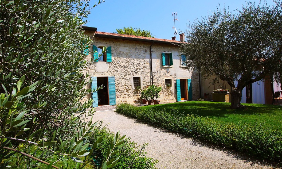 San Benedetto di Lugana Apartment | Exclusive villa among the vineyards of Peschiera del Garda