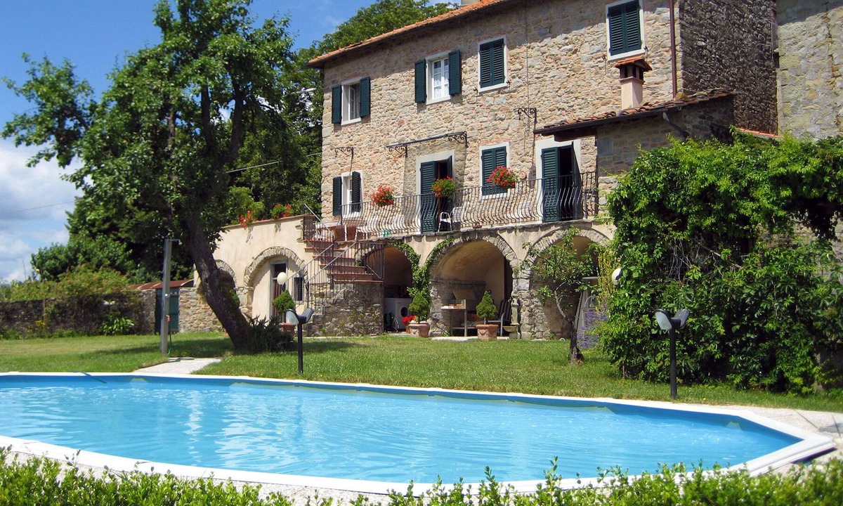 Guzzano-pieve di Controne Villa | Fantastic Villa La Pieve
