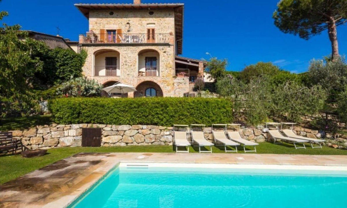 Castel San Gimignano Apartment | Giovanna apartment on two levels overlooking the swimming pool