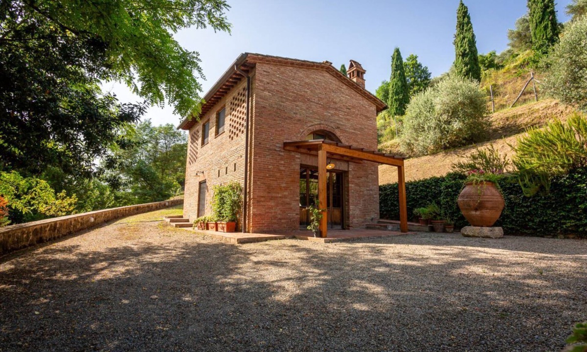 Palaia Apartment | GuestHost - Charming apartment located inside an old renovated barn in an agricultural estate on the Tuscan hills, surrounded by nature and with a breathtaking view of the surrounding countryside. The property, equipped with private outdoor parking, outd