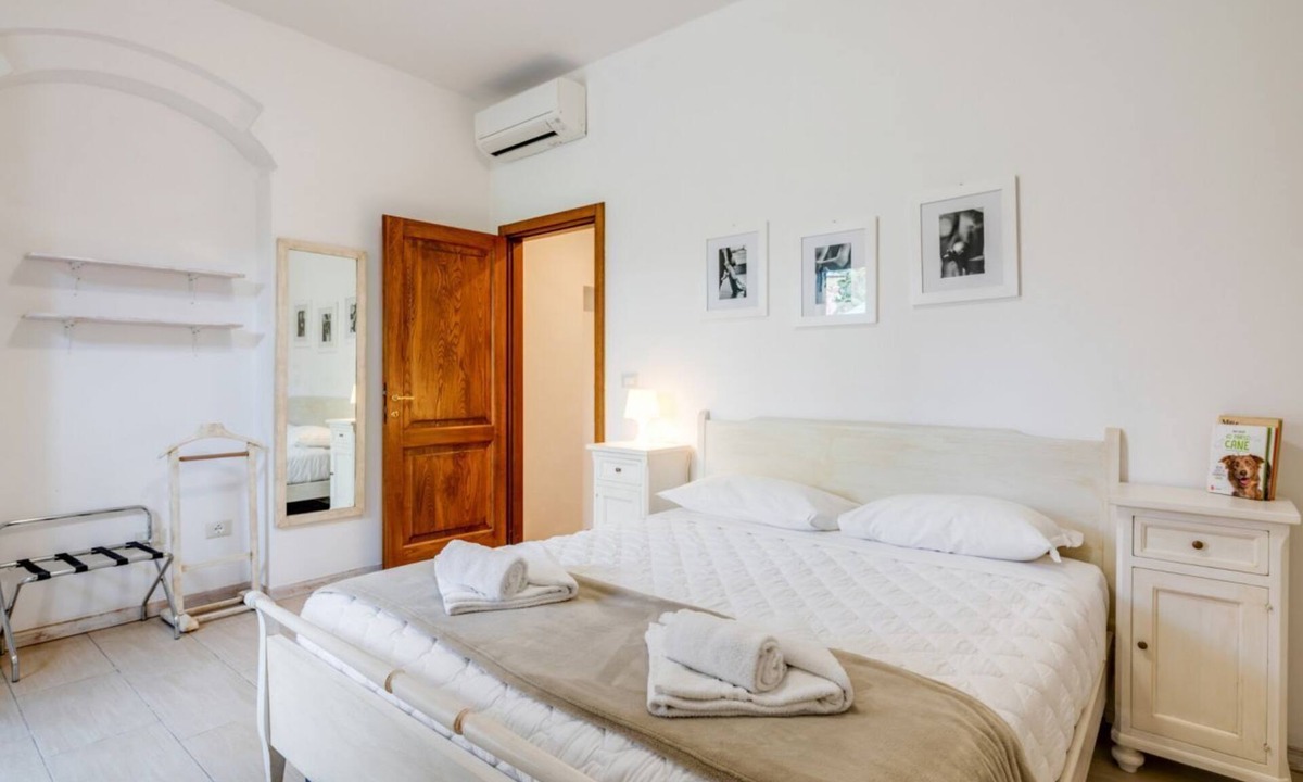 Isolotto Apartment | GuestHost - Cozy 50 sqm apartment, able to accommodate up to 5 people, located on the ground floor (1 low step to access to it) of a farmhouse surrounded by greenery, a short distance from the center of Florence. The property is located a few meters from