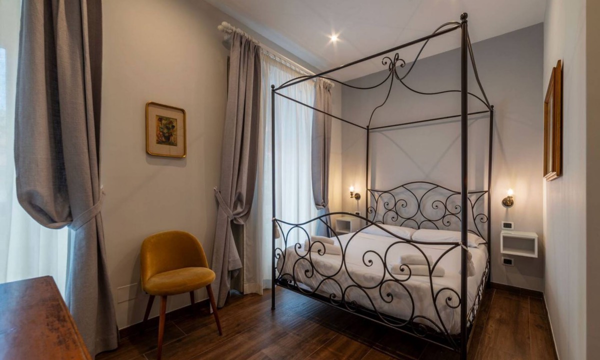 Sallustiano House | GuestHost - Lovely room, with private bathroom, ideal for 2 guests in 20 square meters of space, is part of the Sallustian Guest House.The Guest House is located on the second floor, without elevator, of an elegant period building and consists of 5 priva