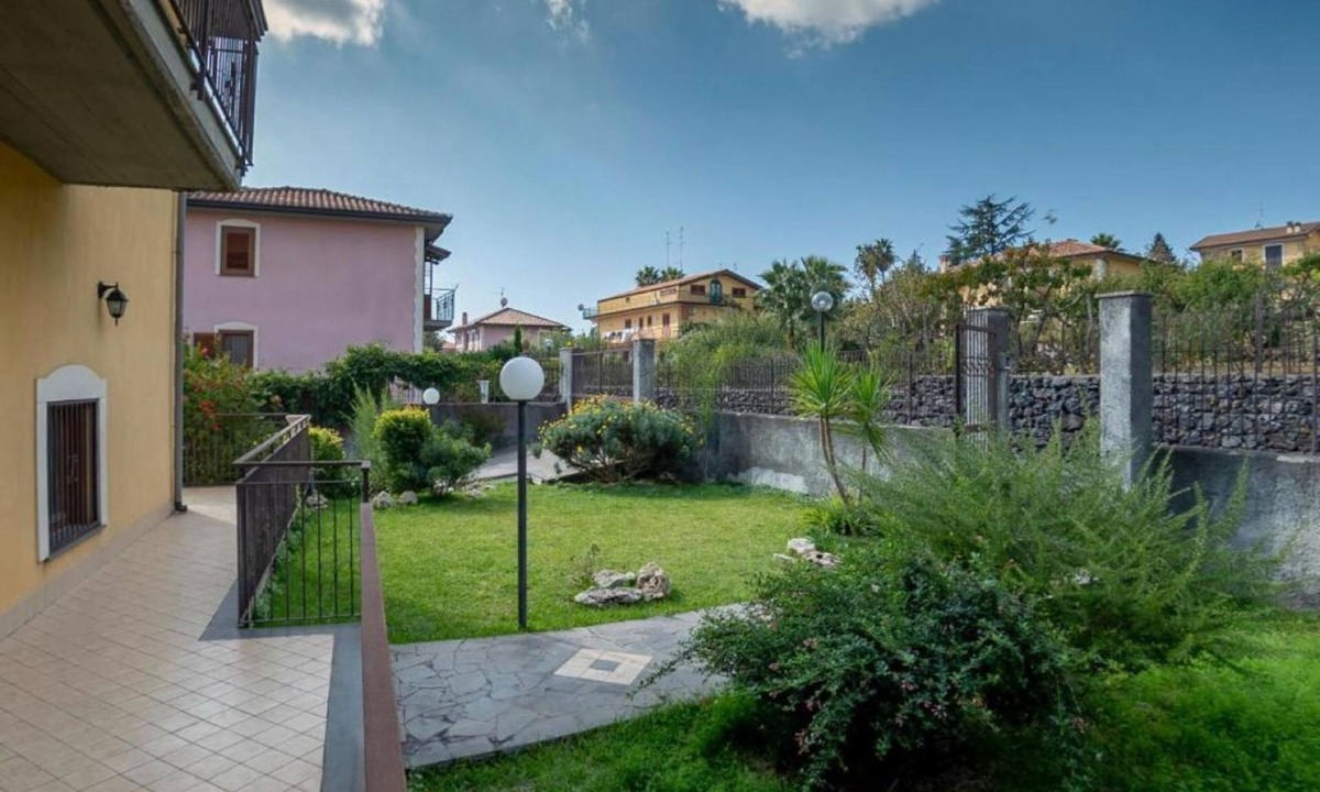 Trecastagni Villa | GuestHost - Very spacious villa (138 sq) on 3 levels that can accommodate up to 7 people! The building is located in Trecastagni, a town among the Etna villages which is a perfect starting point for visiting the majestic Etna Park, unique in all of Europ