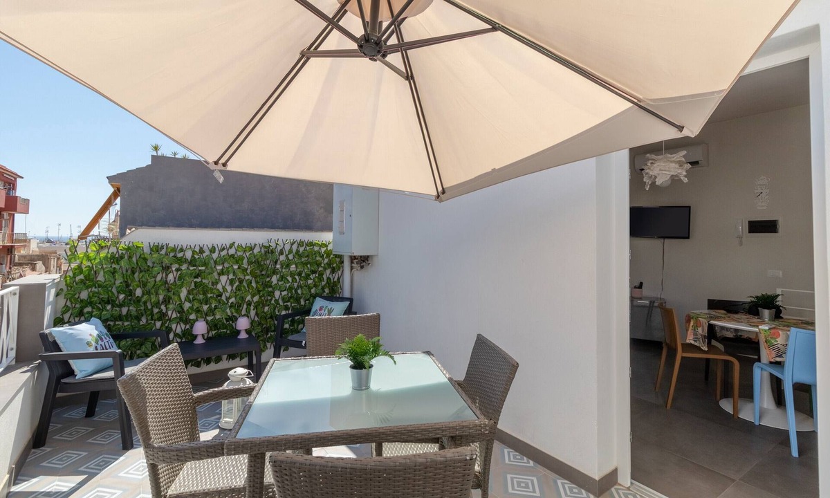 Zona Portuale House | Holiday Home "La Dimora della Luna" with Sea View, Terrace and Wi-Fi