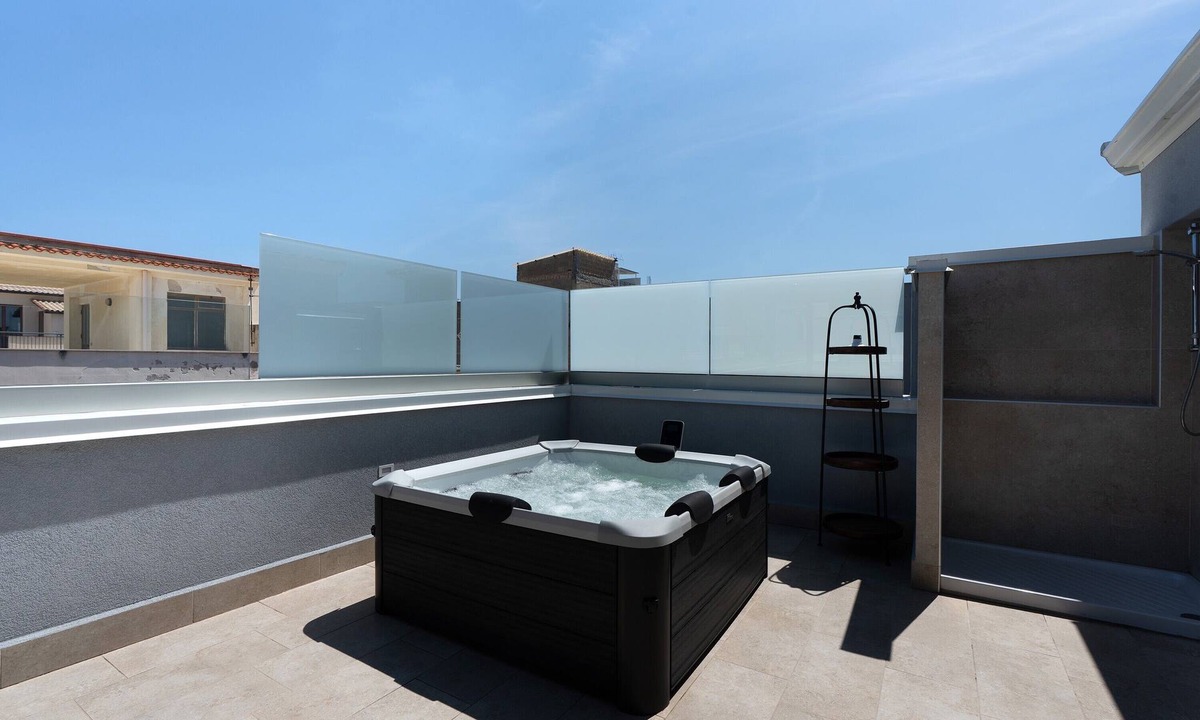 Balestrate House | I Tramonti Del Golfo 'Attico' Apartment with Sea View, Hot Tub & Air Conditioning