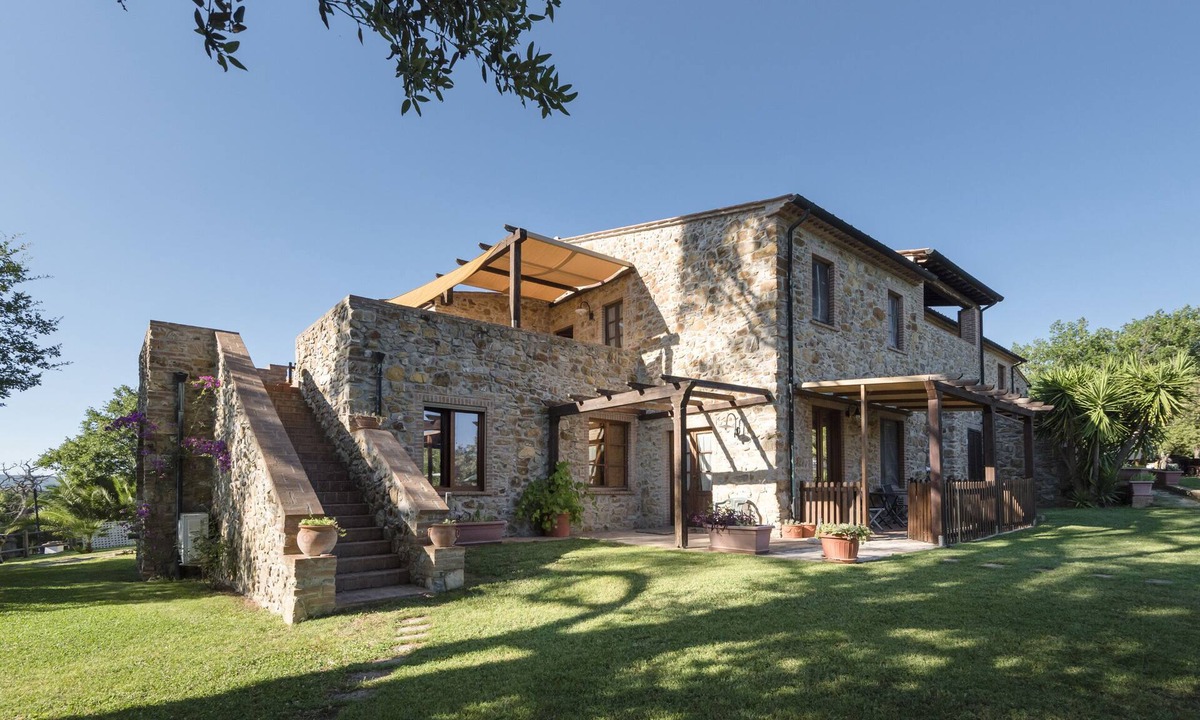 Monterotondo Marittimo Apartment | In farmhouse apartment with 5 beds. Swimming pool and nature