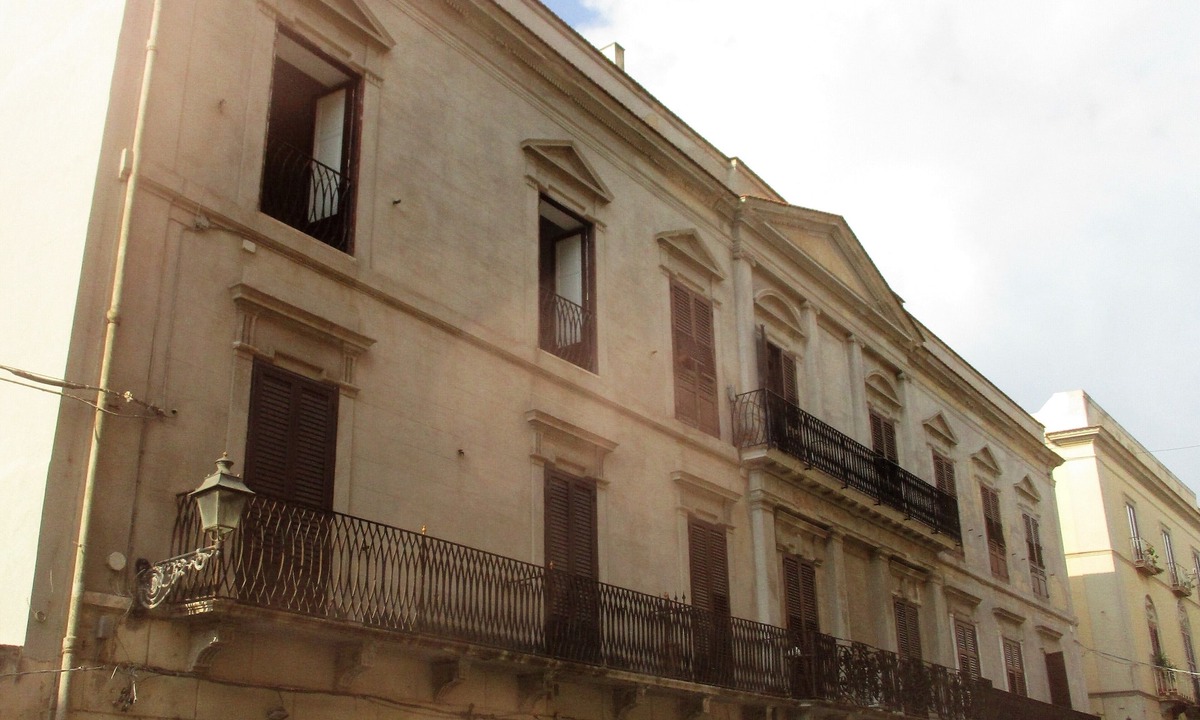 Trapani City Centre Apartment | In the heart of the historic center and the beach, 2 terraces. For 8 people