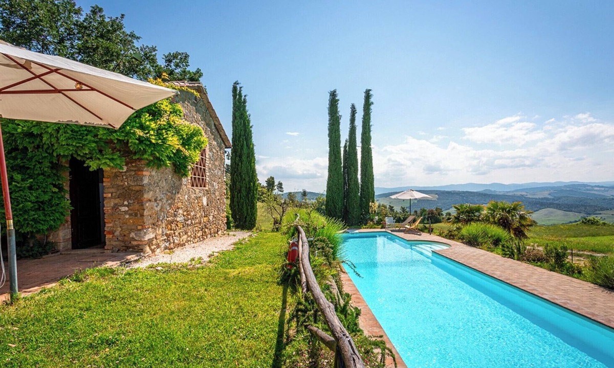 Volterra House | Large Tuscan farmhouse with huge swimming pool