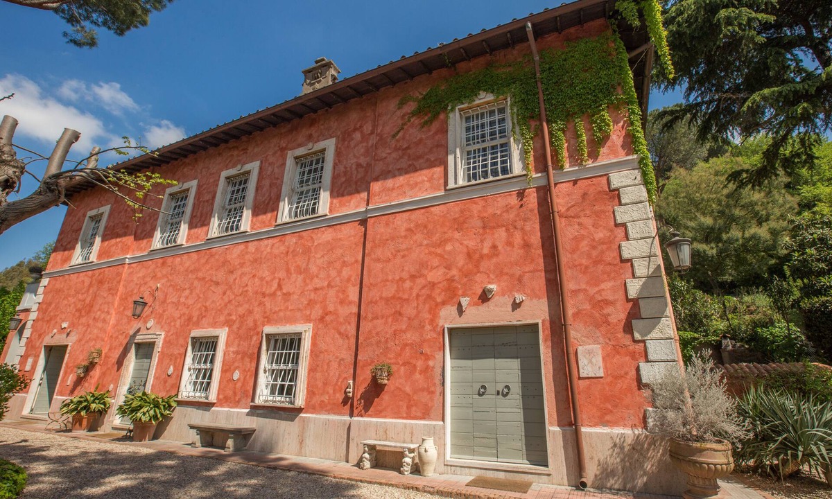 Zona III Marcigliana Villa | Luxury holiday villa rental 8km from Rome centre aircon/pool/bbq/garden/services