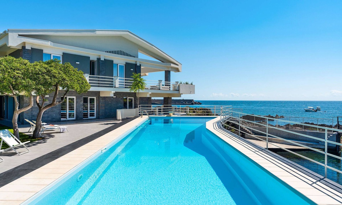Stazzo Villa | Lxury seafront villa with pool - VIlla Isabella Di Casa In Sicilia