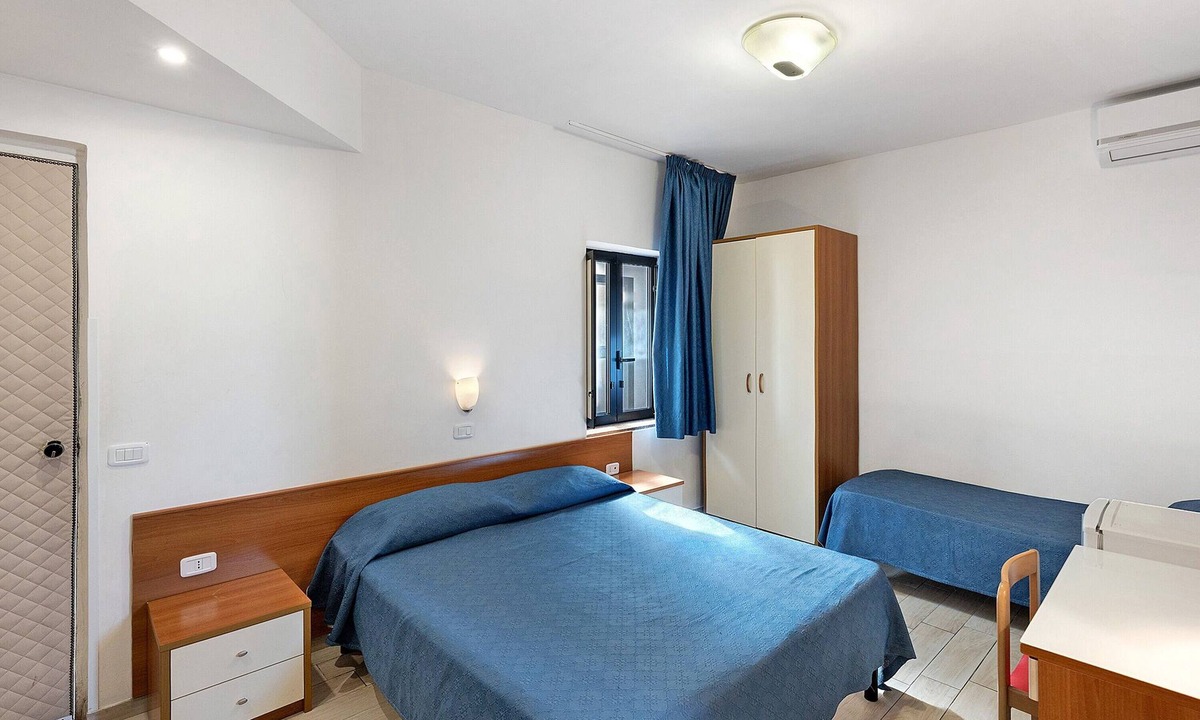 Laura Apartment | Marina Living Rooms – Basic Triple Room with Shared Pool, Wi-Fi & Air Conditioning