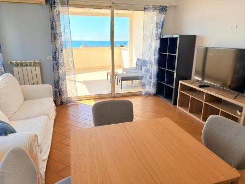 Torvaianica Apartment | Meduse Seafront - Attico al Mare