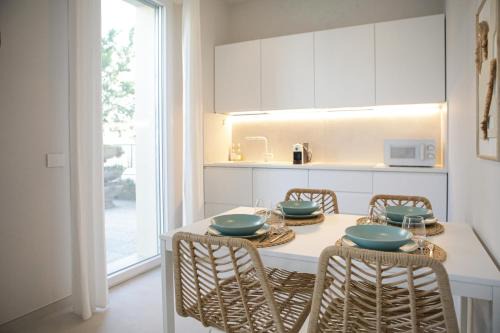 Marina Centro Apartment | Nuovo appartamento moderno con parcheggio, a 200m dal mare, aria condizionata