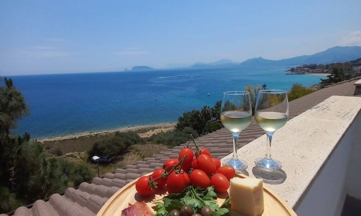 Palermo Villa | Panoramic apartment on the beach A/C