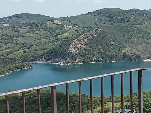 Civitella Messer Raimondo Apartment | Parco della Majella - Casa sul lago - Appartamento Glicine - Terrazza sul lago