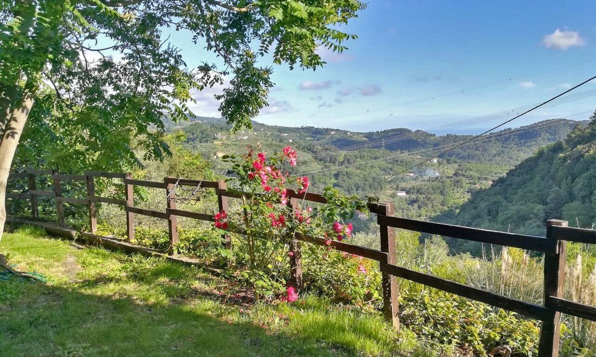 Fosdinovo Apartment | Quiet, hilly location, apartment with a view of the sea
