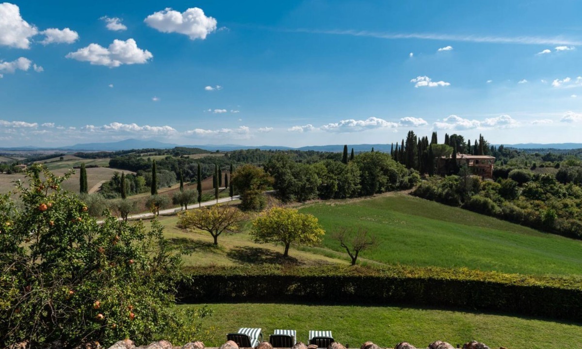 Siena Villa | Refined Villa on the Hills with Tuscan Style