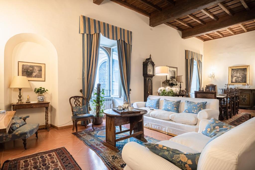 Rione VI Parione Apartment | Roman Holiday apartment for 6 by Piazza Navona