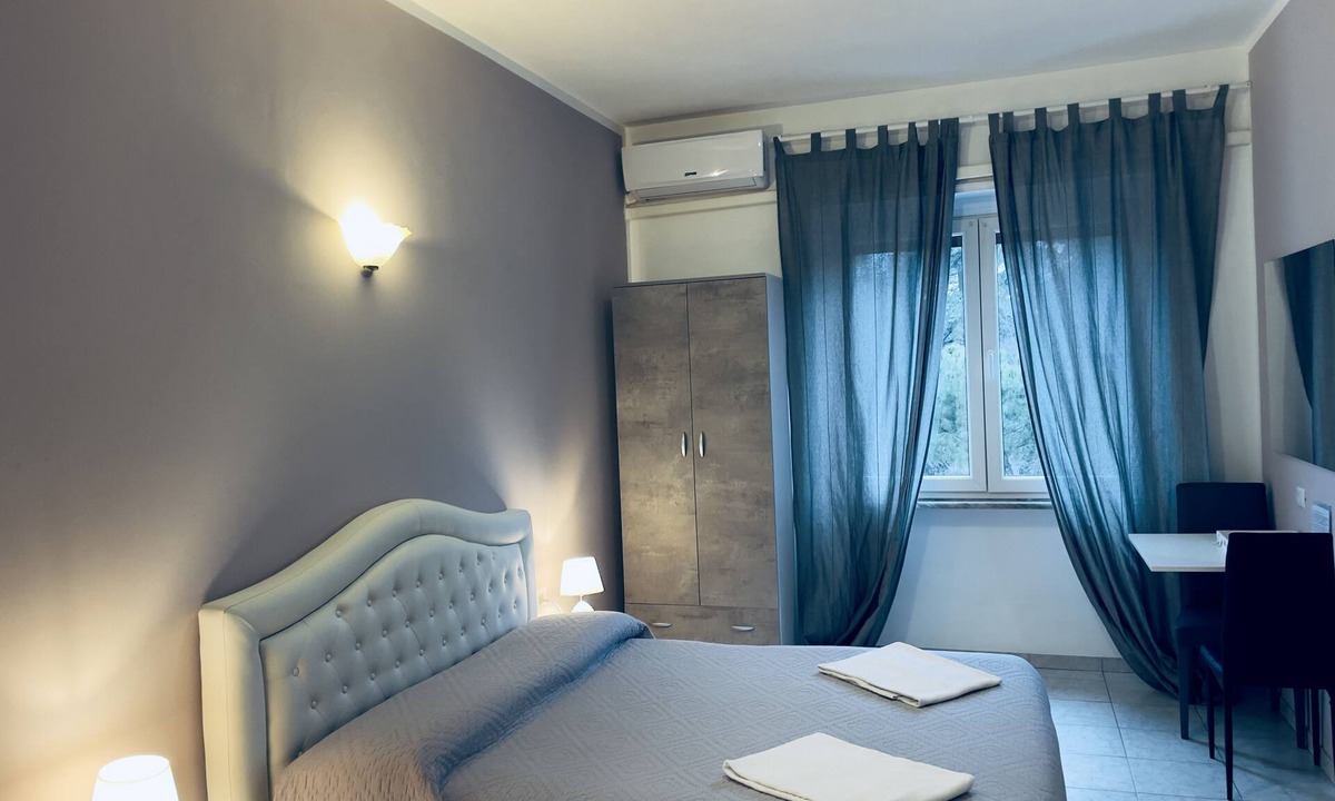 Tuscolano Apartment | Rome Spacious 3 rooms&3 bath Métro Station 200 meters walk