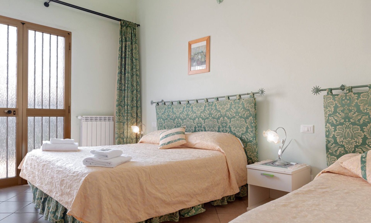 Cascina Apartment | Room 'Bandb Cindy - Green Room' with Shared Garden, Wi-Fi and Air Conditioning