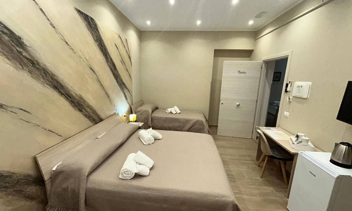 Corso dei Mille - Sant'Erasmo Apartment | Room 'Ferrovia' with Balcony, Wi-Fi and Air Conditioning