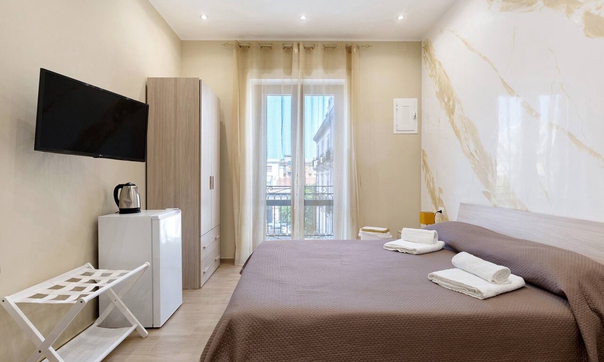 Corso dei Mille - Sant'Erasmo Apartment | Room 'Stazione' with Balcony, Wi-Fi and Air Conditioning