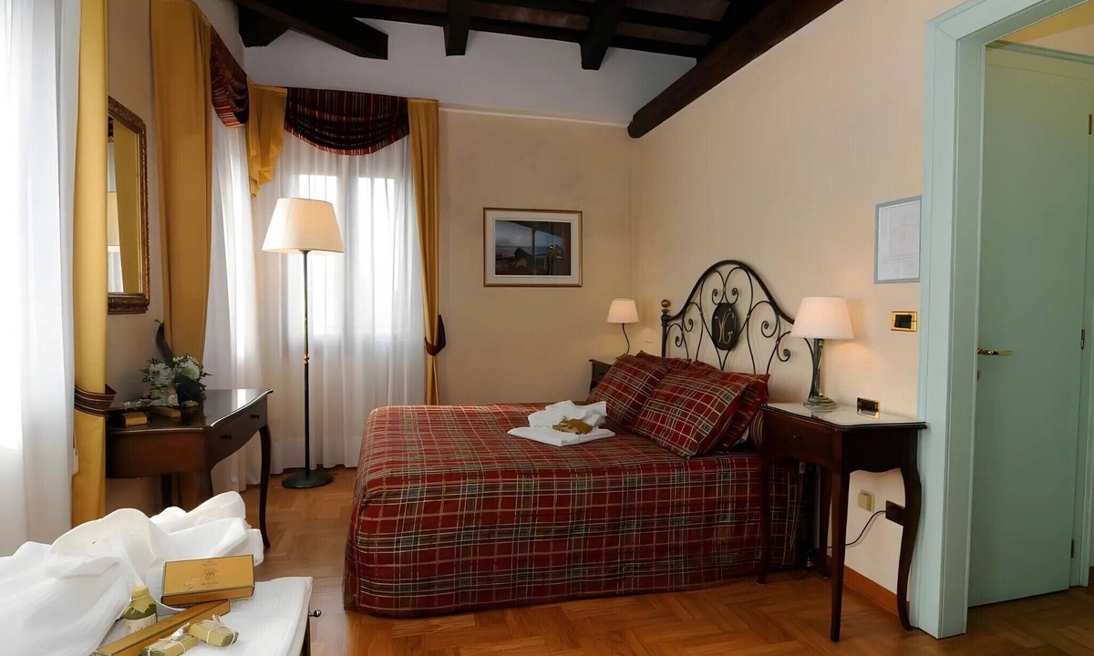 Dolo Apartment | Room 'Villa Goetzen - Camera Matrimoniale' with Wi-Fi and Air Conditioning